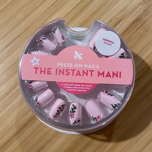 NEW IN BOX Floral Press-On Nails